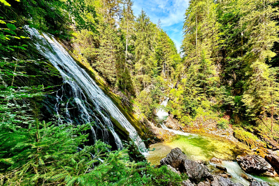 Der Sagtümpelbach fällt als Tauplitzer Wasserfall in die Grimming. Diese sieht man im Hintergrund, in der Bildmitte. Foto: Stefan Hochhold