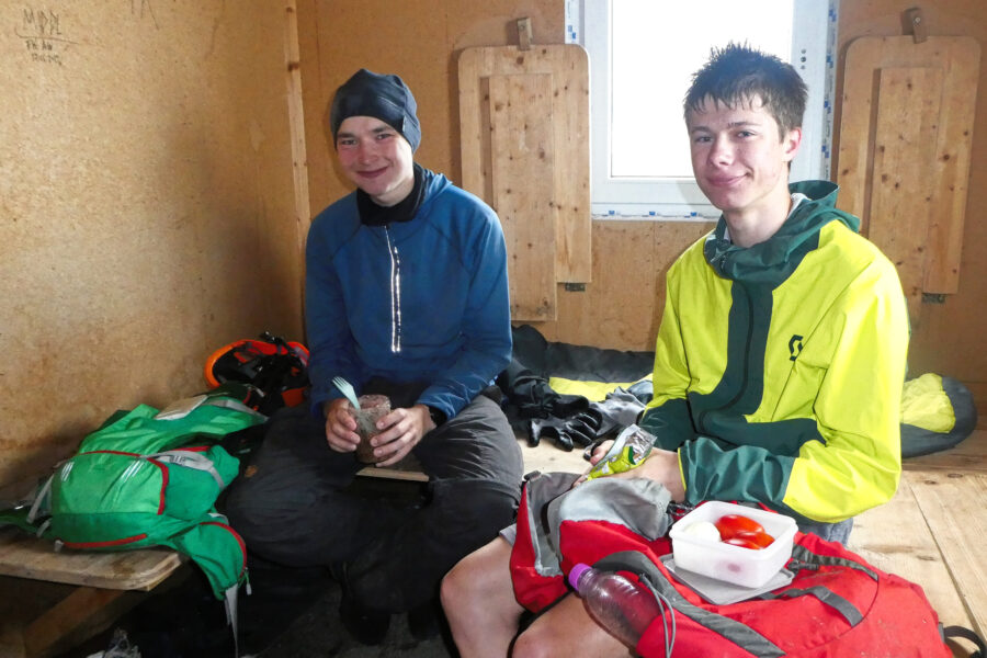 Unser azyklischer (später) Aufbruch und das mäßige Wetter bescheren uns eine einsame Biwakhütte. Foto: Karl Plohovich