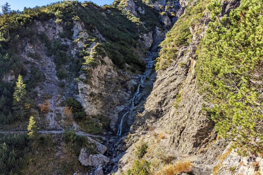 Für die willkommene Erfrischung sorgt dieser kleine Wasserfall! Foto: Thomas Obermair