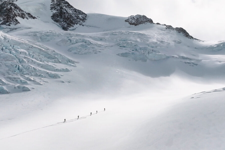 Sobald der Aufstieg am Gletscher beginnt, ist der Aufbau der Wildspitze schon im Blick. Hier ragt sie links aus dem Foto hinaus. Die Spur führt rechts aus dem Bild hinaus, in einem weiten Bogen um die Spalten herum. Foto: Mountain Tribe