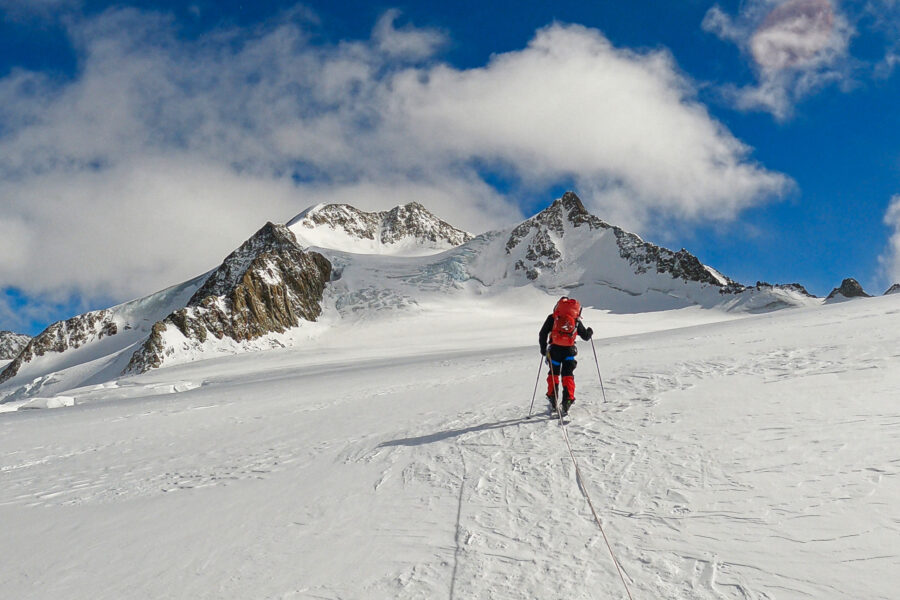 Der Gipfel ist in Sichtweite. Ebenso das steile, spaltige Zwischenstück, bevor das Skidepot als nächstes Zwischenziel angenommen wird. Foto: Mountain Tribe