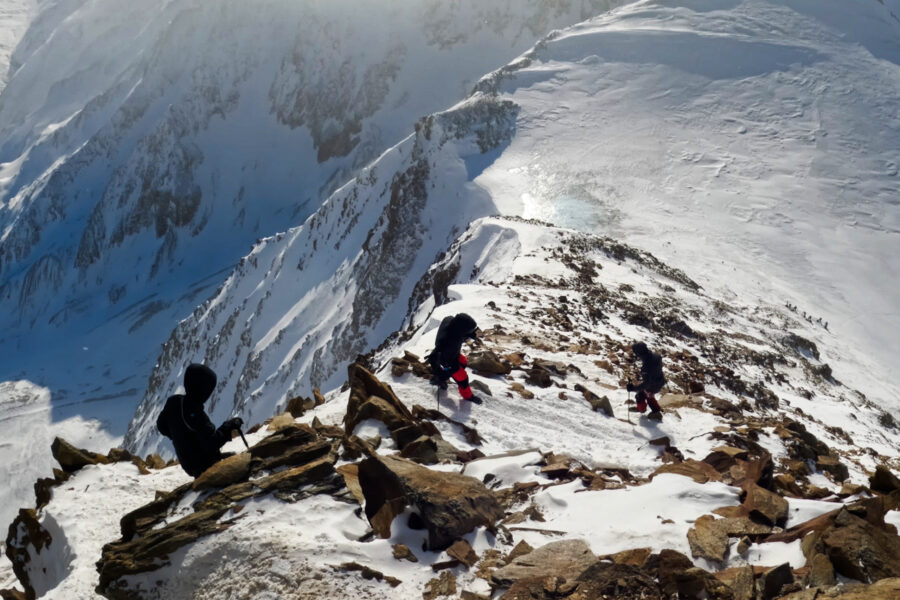 Im Abstieg ist der Weg etwas schwindelerregender. Umso besser, dass das Skidepot am Anfang des Taschachferners sehr flach ist. Foto: Mountain Tribe
