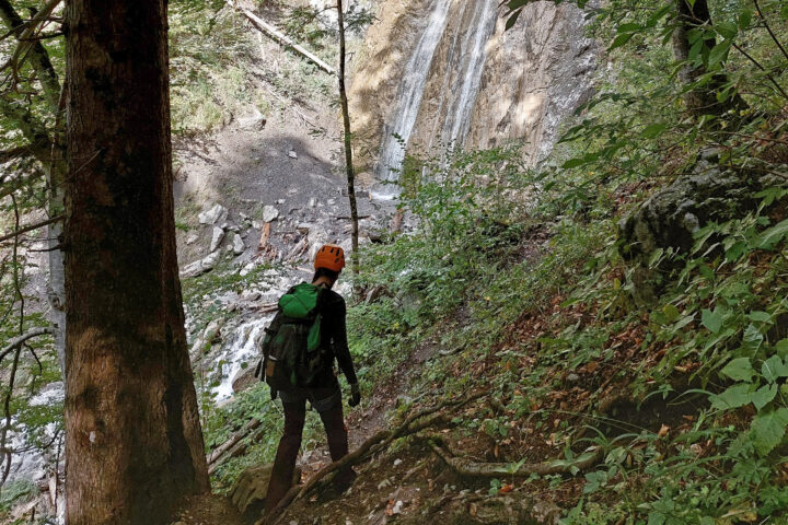 Im Zustieg zum Klettersteig durch den Wald – den Wasserfall sieht man bereits. Foto: Alice Frischherz