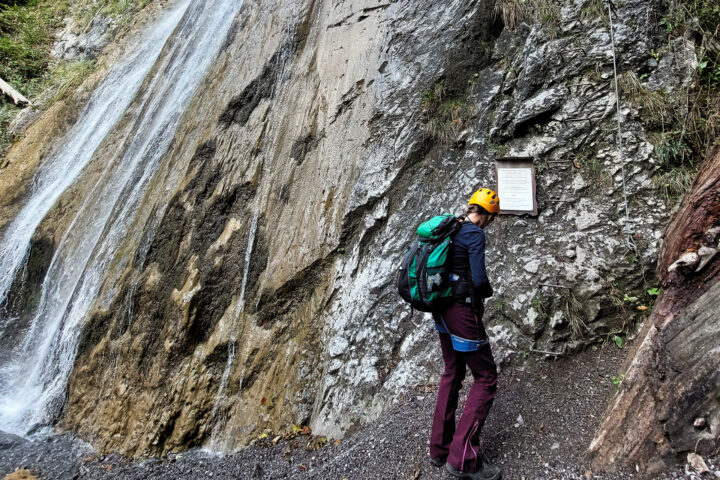 Einstiegsstelle in den Klettersteig, direkt neben dem Wasserfall. Foto: Alice Frischherz