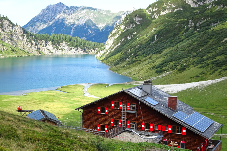 Hütte und See. Foto: Ingeborg Fiala