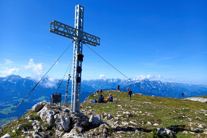 Gipfelplateau mit Kreuz. Foto: Martina Friesenbichler