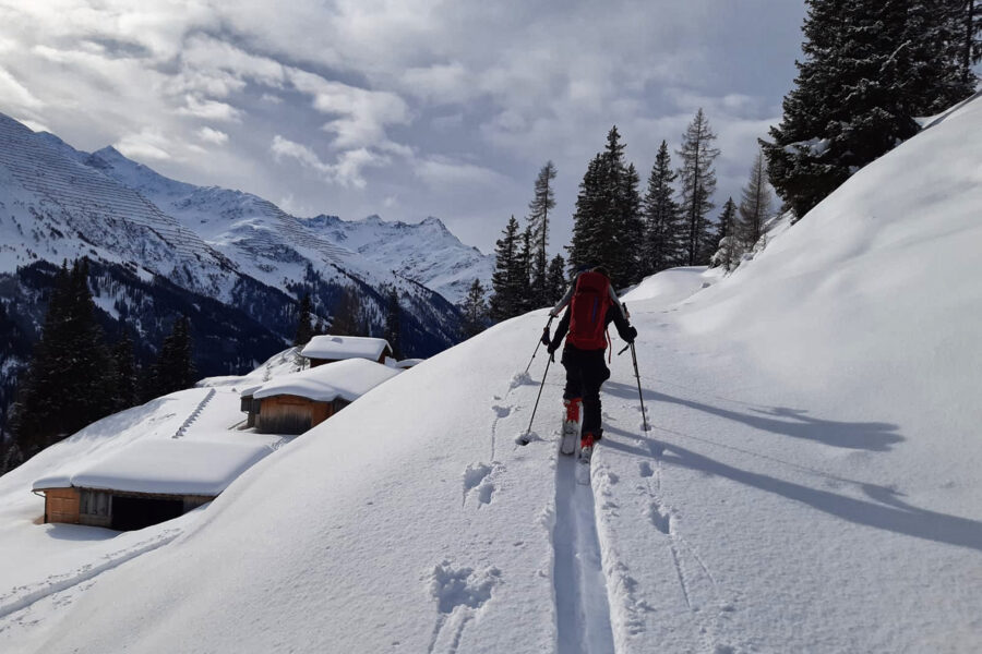 Die Putzen Alpe lassen wir links liegen. Foto: Simon Obenaus