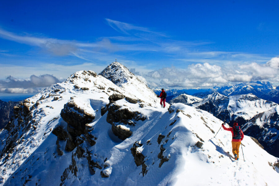 Vom Skidepot aus geht es das letzte Stück per pedes den Grat entlang zum Gipfel. Foto: Michael Pröttel (Mountain Wilderness Deutschland)