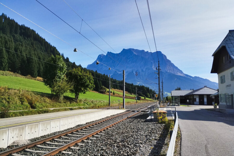 Am Bahnhof Lermoos – im Hintergrund die Zugspitze. Foto: Nikolaus Vogl