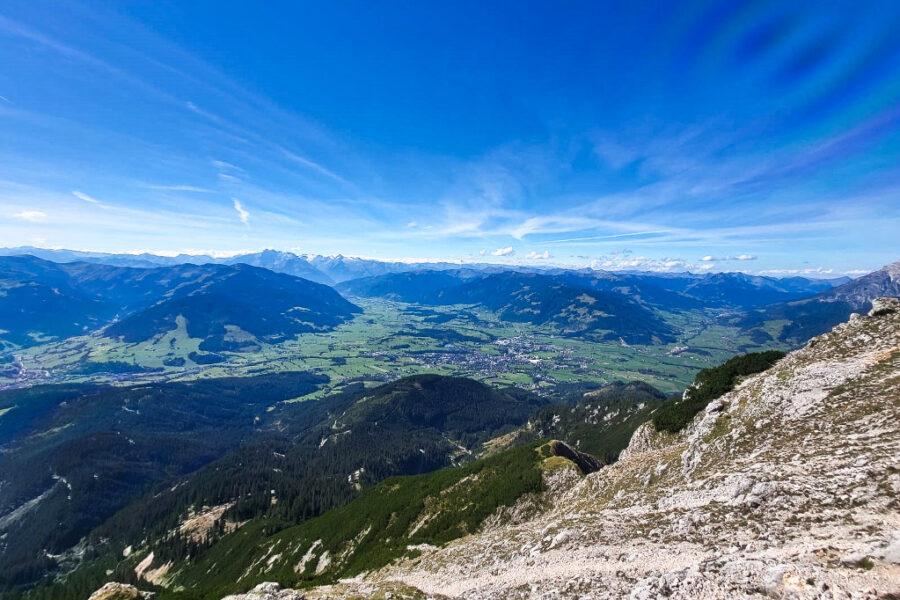 Am Wandfuß mit Blick über das Saalfeldener Becken bis zu den Hohen Tauern. Foto: Alpenverein Saalfelden