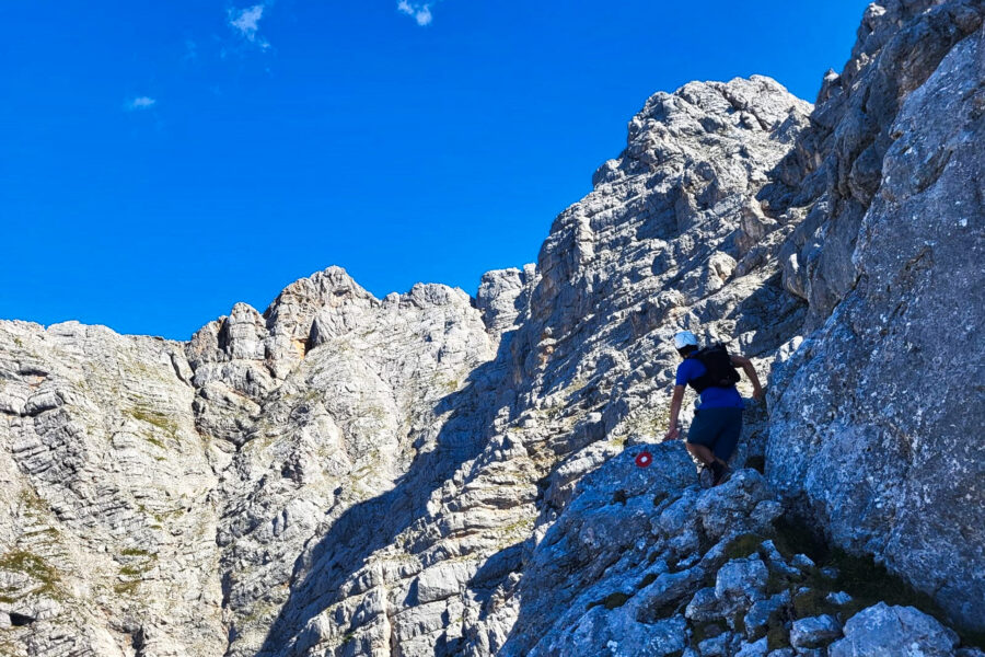 Kletternd durch die Südwand Richtung Gipfel. Foto: Alpenverein Saalfelden