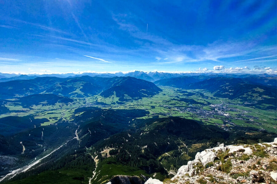 Ausblick nach Süden über das Saalfeldener Becken bis zum Zeller See und den Hohen Tauern. Foto: Alpenverein Saalfelden