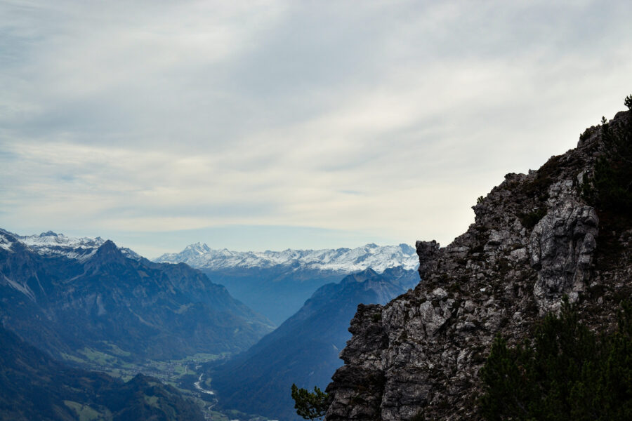 Im Aufstieg, Blick auf Roggelskopf, im Hintergrund die verschneiten Nordkämme der Lechtaler Alpen. Foto: Norman und Lisa