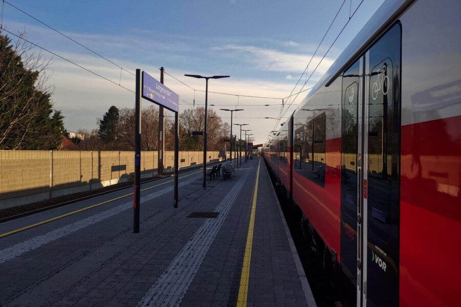 Mit der S-Bahn fahren wir zurück nach Wien. Foto: Simon Widy