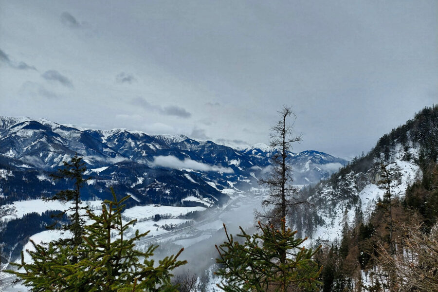 Aussicht auf die verschneiten Seckauer Alpen. Foto: Alice Frischherz