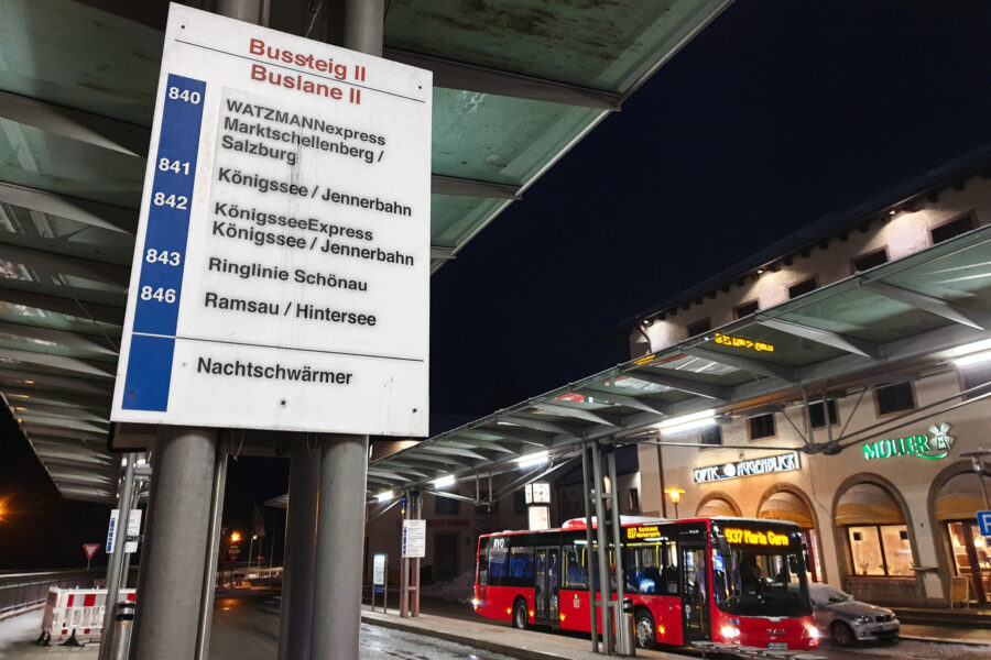 Auf dem Bussteig 2 fährt die Linie 840 zum Königssee ab (hier ein Bild mit der alten Verbindung - seit Dezember 2023 sind die Buslinien 840 und 841 zusammengelegt). Foto: Maresa Brandner.