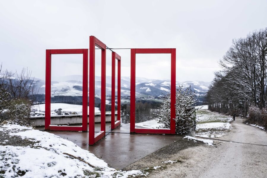 Rotes „Gipfelkreuz“ bei der Ochsenburger Hütte. Foto: Birgit Reiter