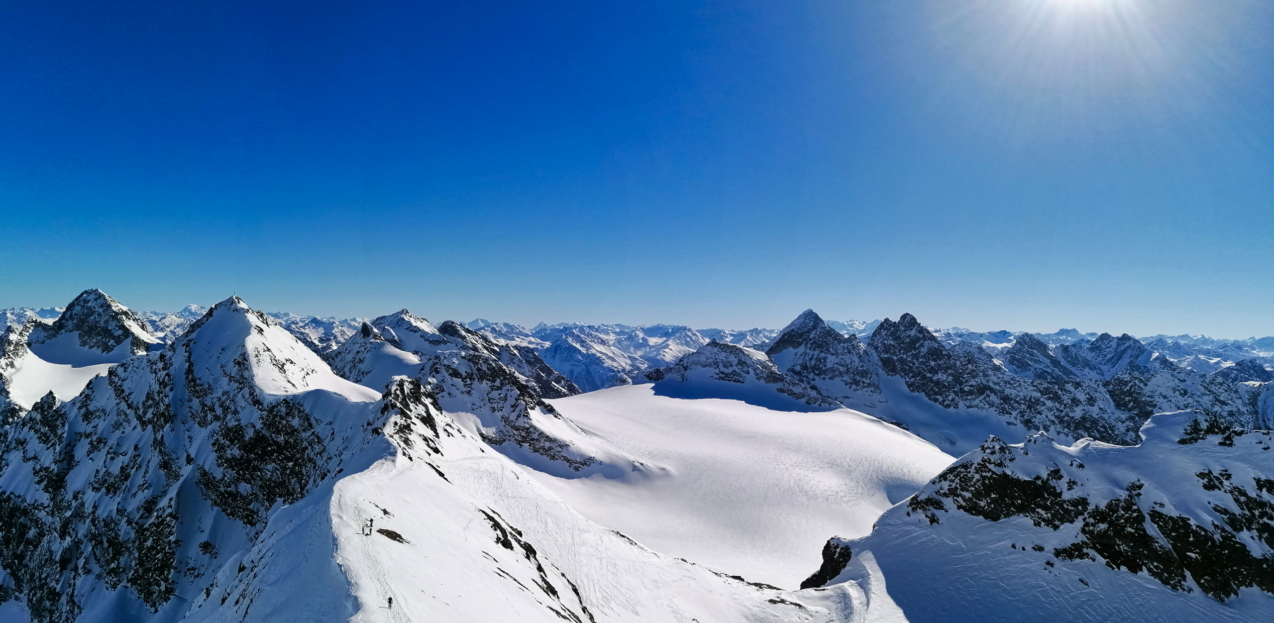 Gipfelblick: links Silvrettahorn, dainter Piz Buin, mittig der Klostertaler Gletscher mit Rotfluh. Foto: Norman und Lisa