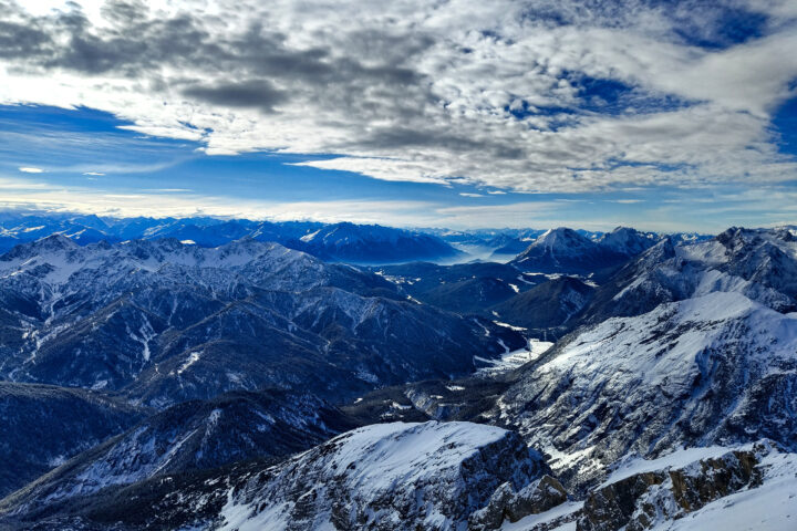 Traumhafte Fernsicht am Gipfel der Pleisenspitze. Foto: Simon Widy