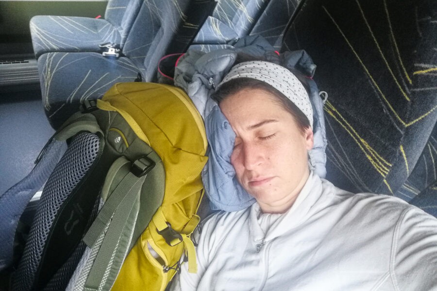 Man kann nicht nur im Nachtzug, sondern auch im Tagbus schlafen. Foto: Sarah Pallauf
