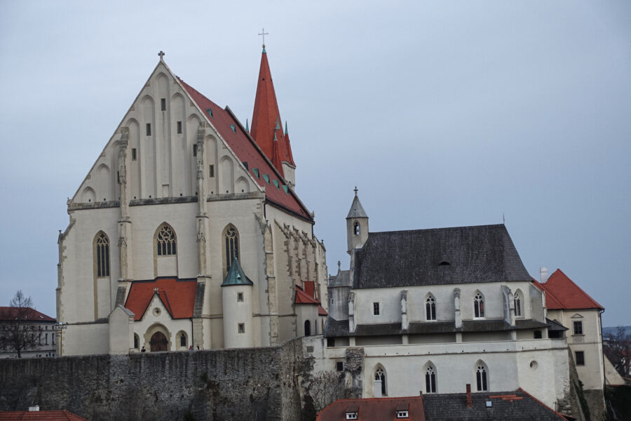 St.Nikolauskirche und Wenzelskapelle, vom Hrad aus gesehen. Foto: Gerold Petritsch