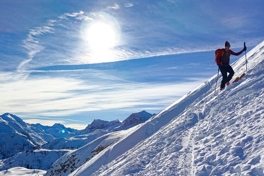 Sonniges Wetter und Blick auf den Arlberg. Foto: Norman und Lisa