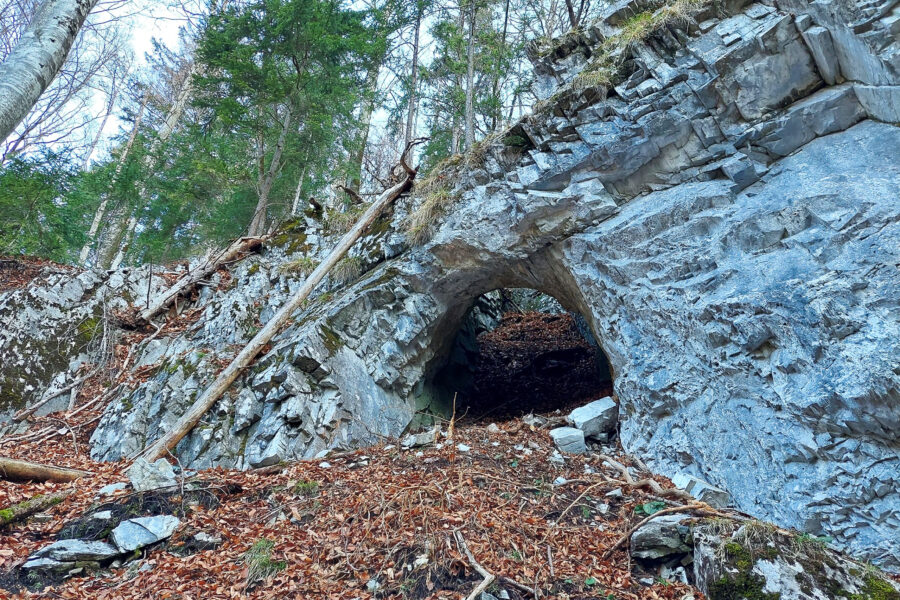 Vorbei an Felsformationen und Höhlen. Foto: Alice Frischherz