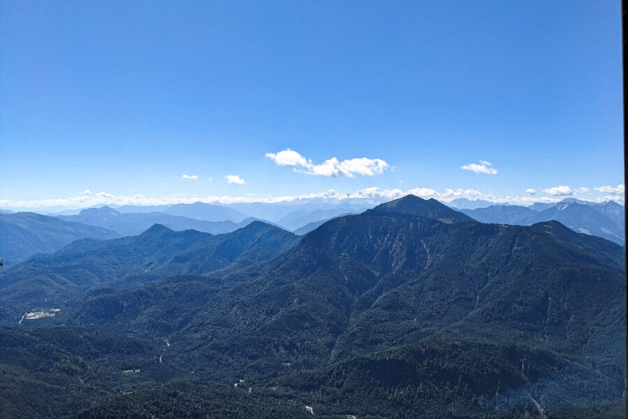 Auch in die andere Richtung bietet der Dachsteinblick ein spektakuläres Panorama! Wie der höchste Gipfel im Hintergrund wohl heißen mag? Foto: Thomas Obermair