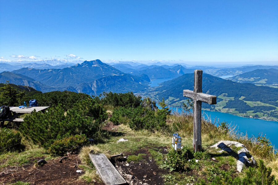 Gipfelrast an einem kaiserlichen Platz! Dieser bescheiden gehaltene Gipfel der Brennerin bietet doch alles, was das Herz begehrt. Foto: Thomas Obermair