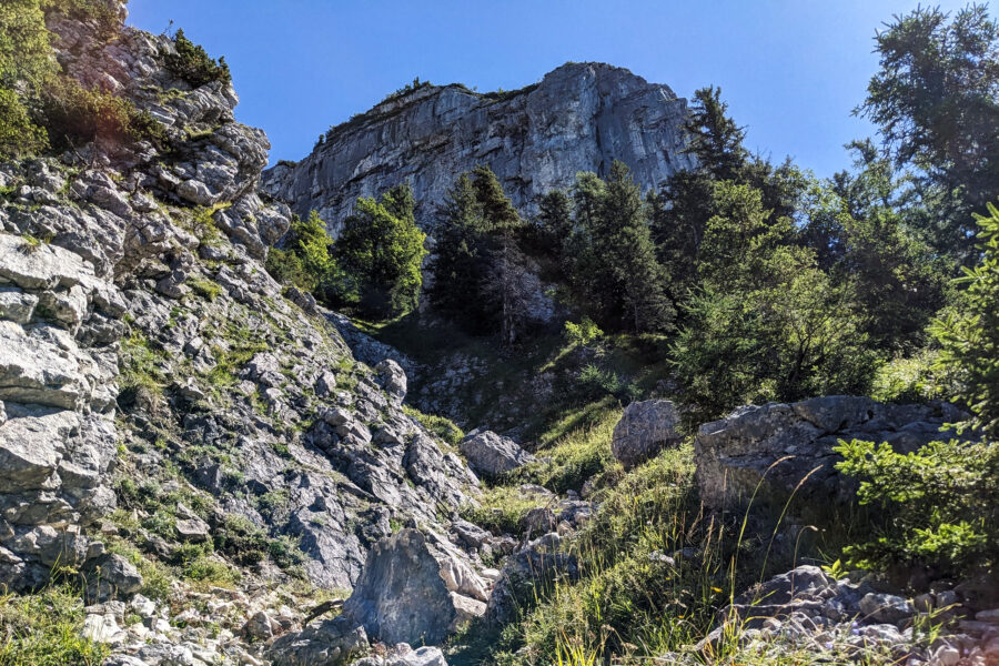 Der Großteil des Weges führt auf einem gut instand gehaltenen, geschotterten Wanderweg zwischen diesen beeindruckenden Felswänden talwärts. Foto: Thomas Obermair