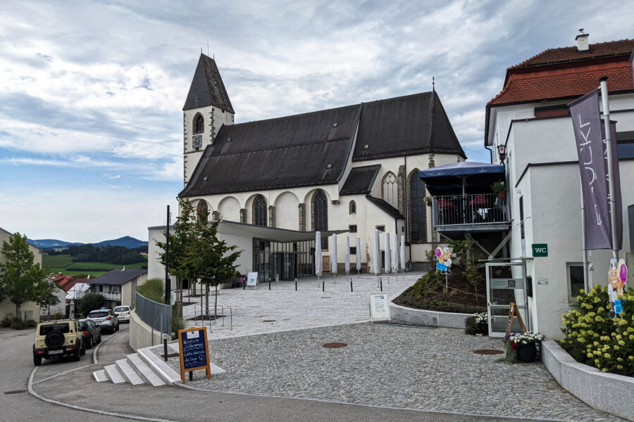 Das einladende Dorfzentrum von Kefermarkt! Weiter unten spaziert eine Reisegruppe vom Busparkplatz hoch in den Ort. Foto: Thomas Obermair