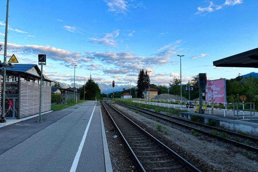 Warten am Bahnhof auf den Zug. Foto: Bernhard Walle 