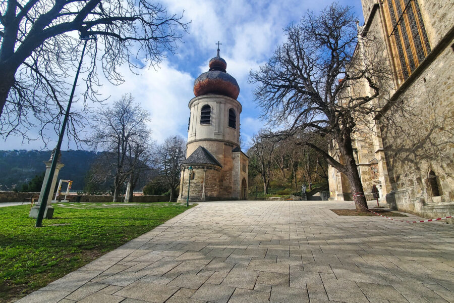 Vorbei an der St. Othmar Kirche hinauf Richtung Schwarzer Turm. Foto: Linda Prähauser