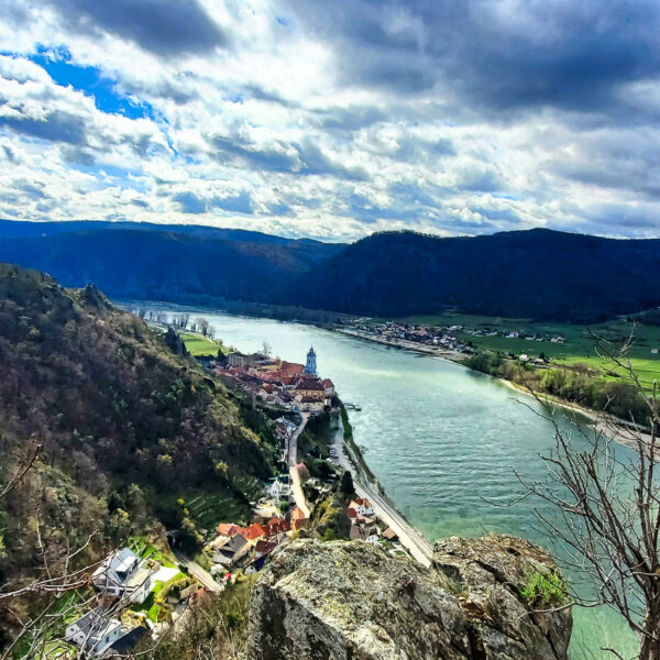 Ausblick von der „Nase“ über Dürnstein und die Donau. Foto: Linda Prähauser