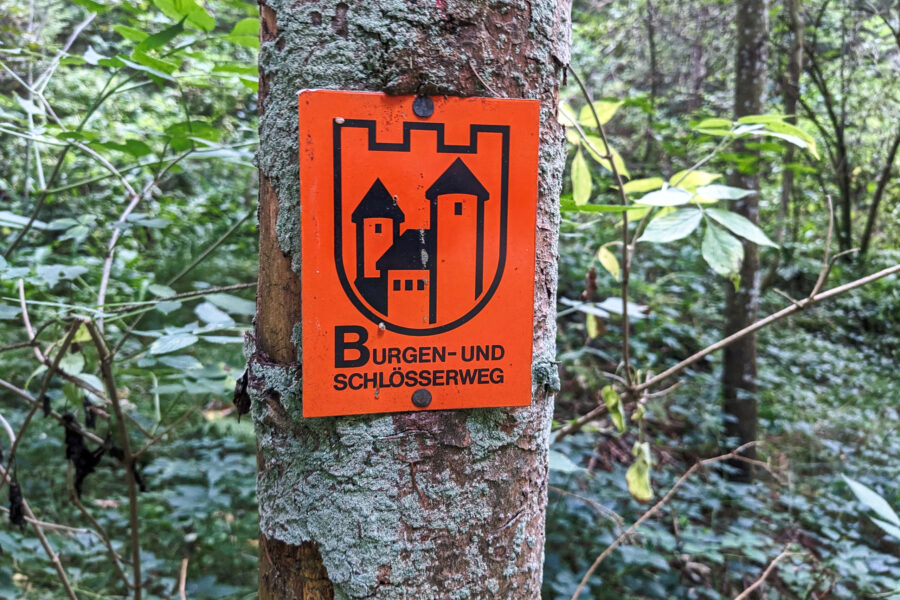 Der Weg ist mit einem intensiven Orange markiert. Auch das Logo des Burgen- und Schlösserweges hat Wiedererkennungswert! Foto: Thomas Obermair