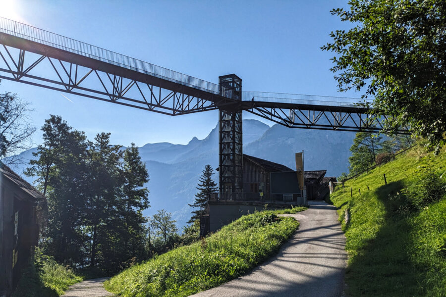 Am Ende des recht steilen Gaiswandweges liegt die architektonisch imposante Anlage der Bergstation der Salzbergbahn. Foto: Thomas Obermair