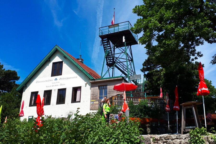 Rudolf Proksch-Hütte mit Klesheimwarte. Foto: Gerold Petritsch