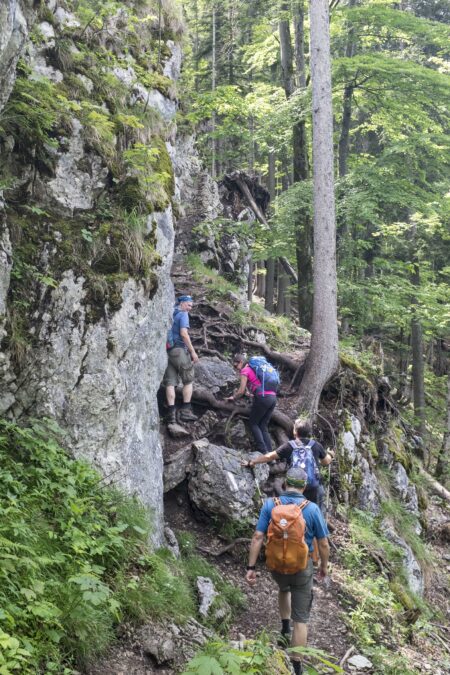 Recht steil geht’s an der Felswand vorbei, Gerade so Platz für die ganze Partie! Fotos: Birgit Reiter