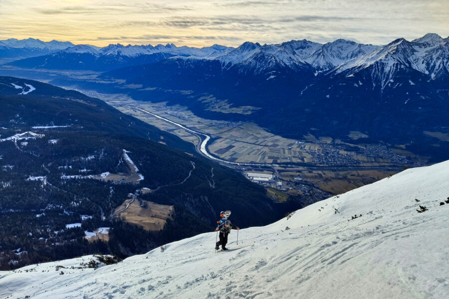 Steiler Aufstieg zum Gipfel mit Tiefblick ins Inntal, mit Schneeschuhen vermutlich noch anspruchsvoller als mit Ski. Foto: Simon Widy