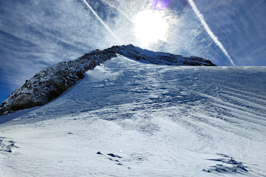 Blick zum Gipfelgrat. Foto: Simon Widy