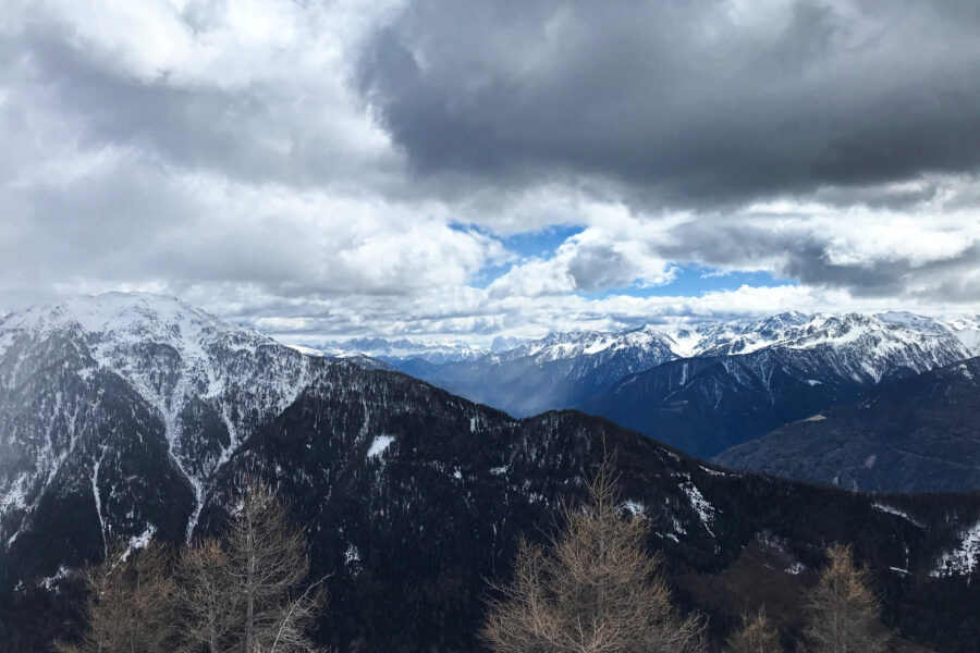 Blick Richtung Dolomiten mit schwachem Schneeschauer im Pfitschtal. Foto. David Kurz 