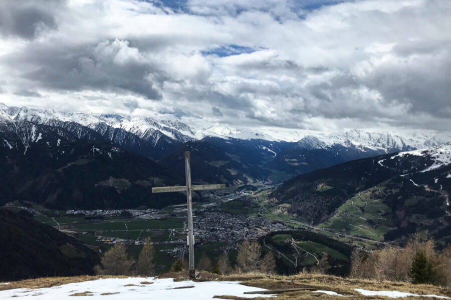 Gipfelkreuz und Blick auf Sterzing. Foto: David Kurz