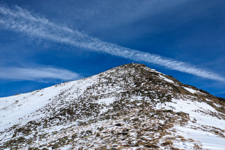 Vom Skidepot aus kann man den weiteren Wegverlauf zum Gipfel schon erahnen. Foto: Anna, POW AT.