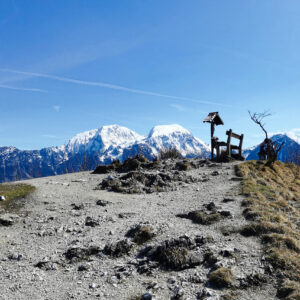 Sitzbänke am Gipfel mit Blick zum Hoch Göll. Foto: Tina Lin