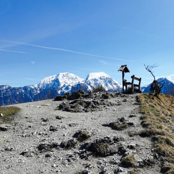 Sitzbänke am Gipfel mit Blick zum Hoch Göll. Foto: Tina Lin