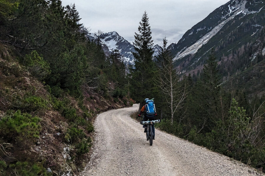 Mit Ski am Bike radelt es sich bequem ins Karwendeltal hinein. Foto: Thomas, POW AT